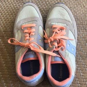 Saucony sneakers gently used. Super cute